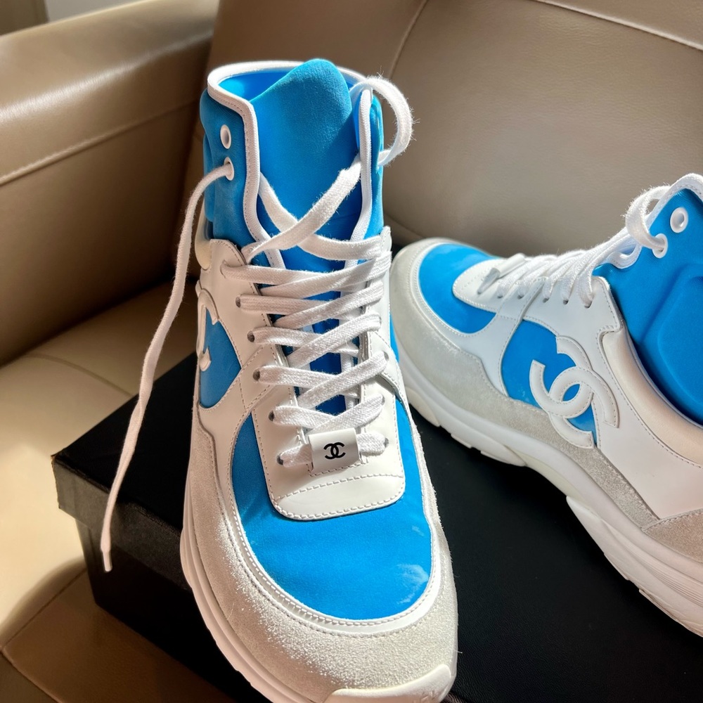 Chanel White/Fluo Blue CC sneakers - Picture 7 of 10